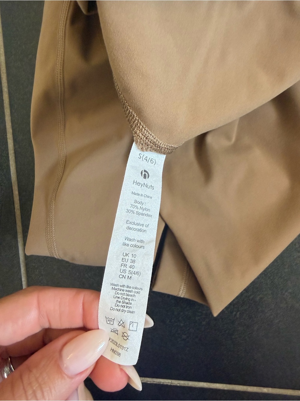Amazon HeyNuts size small Women's High-Waist Leggings Tan 25” - Picture 5 of 5